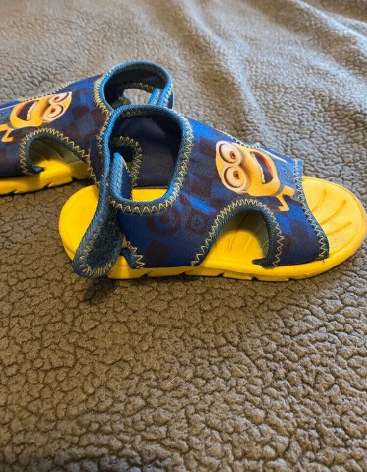 Sandalias Minion talla UK 11 niños Foto 4 de 4