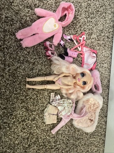 Lot Of 17 Rainbow High Bella Parker