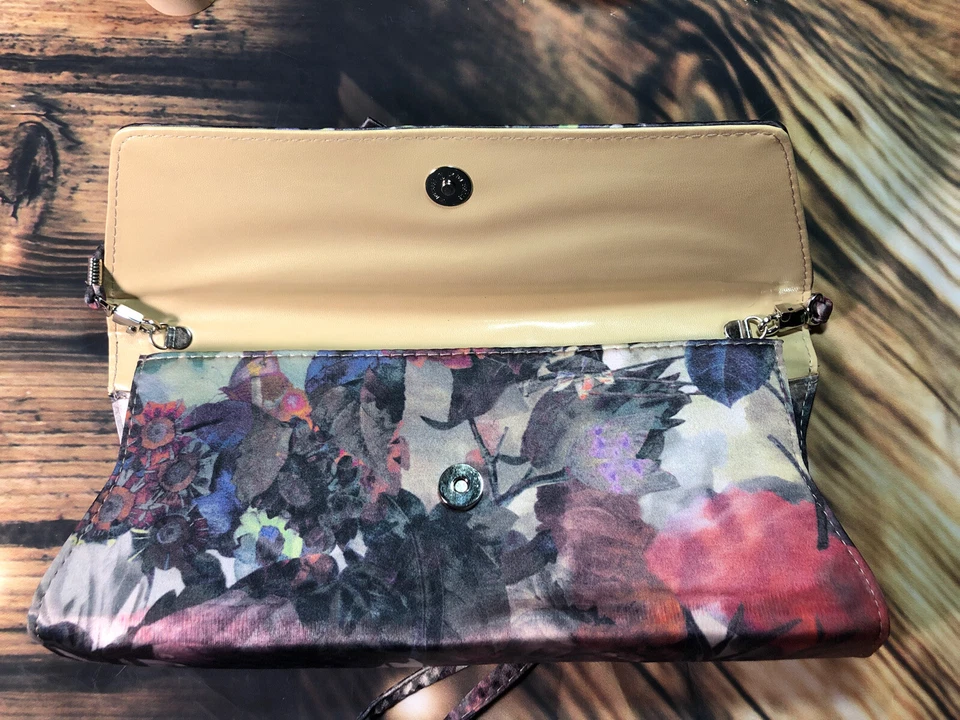 Bolso sin asas floral multicolor J. Renee se convierte en correa para el hombro. Foto 3 de 4