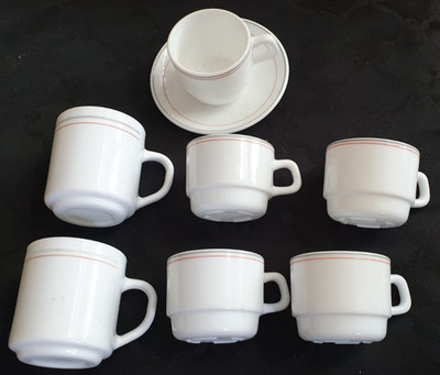 Arcoroc Arcopal France 2x Becher oder 1 Tasse Untertasse weiß Linien grau rosa