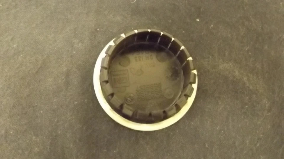 Saturn Ion S 系列原始设备制造商车轮中心盖 9593169 加工直径 2 5/16  — 第 2/2 张图片