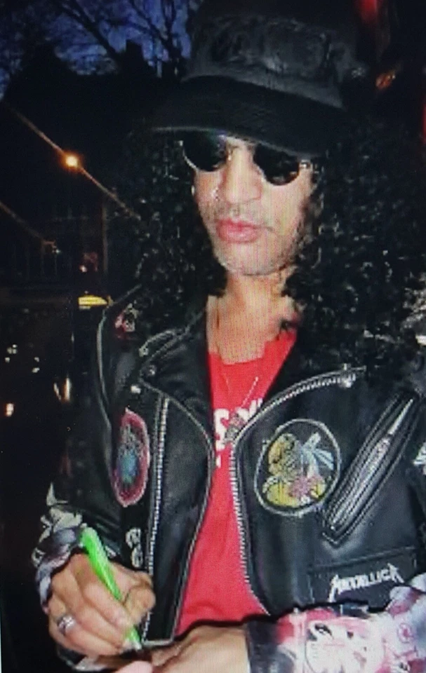 Camisa de concierto propiedad y usada por guitarra Slash of Guns N' Roses y revólver de terciopelo Foto 4 de 4