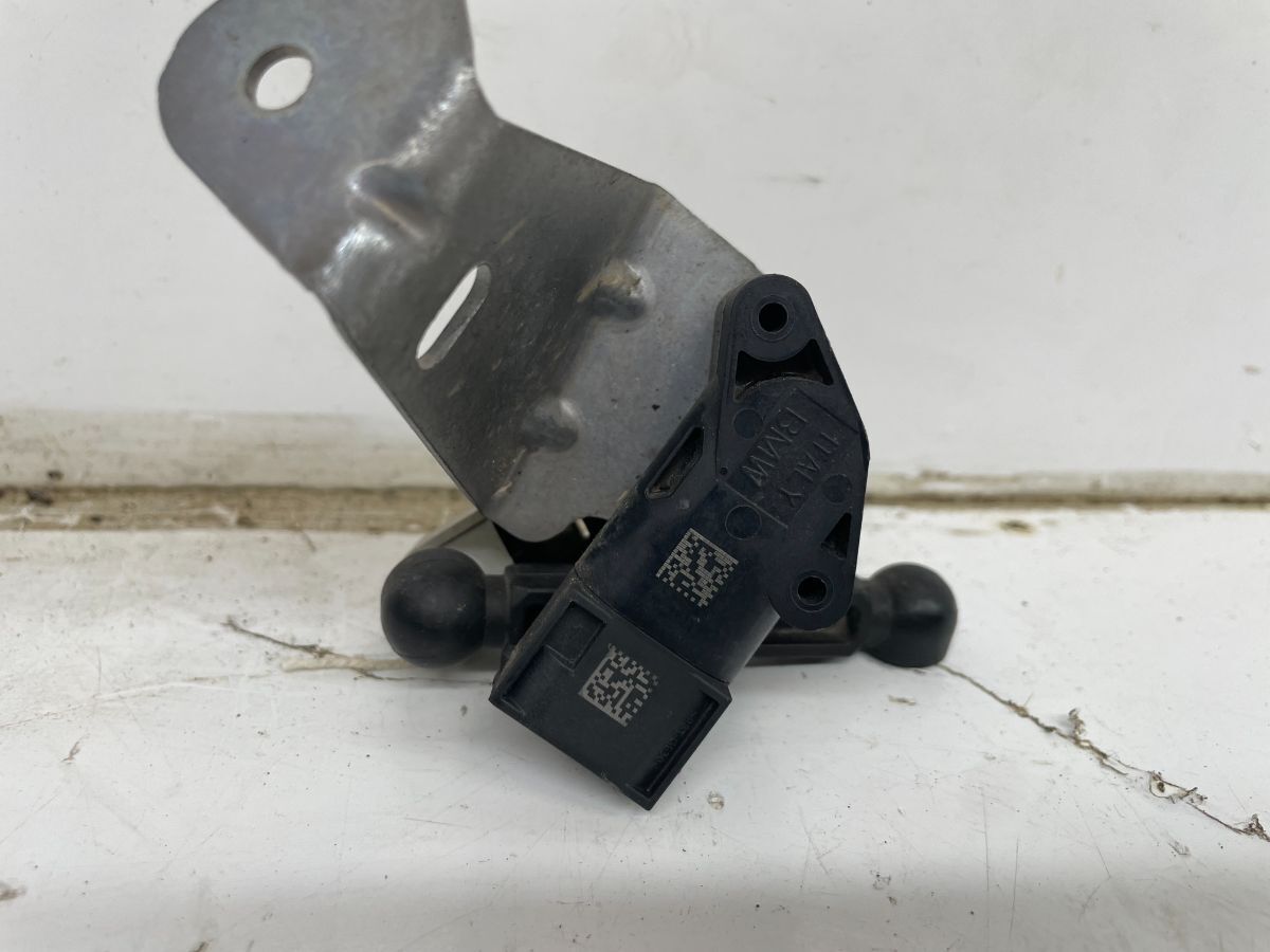 BMW X1 F48 2022 LCI MSPORT XDRIVE 2.0i / HEADLIGHT LEVEL SENSOR 