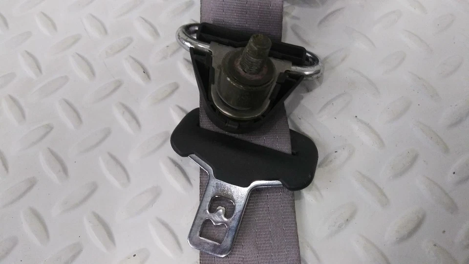 Retractor de cinturón de seguridad de paso trasero - Ford Escort 1997 Foto 2 de 4