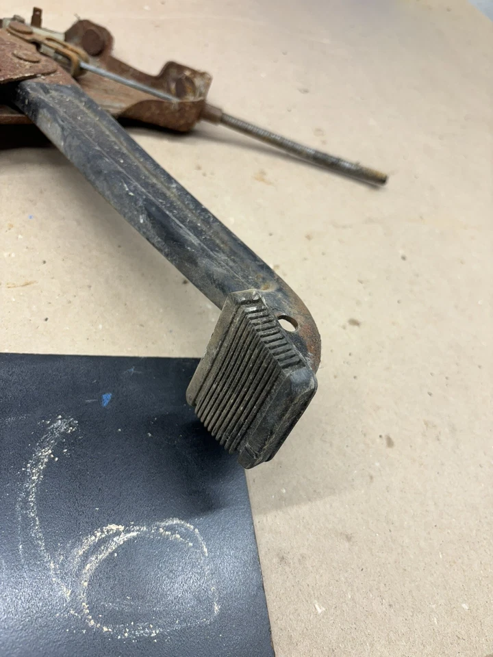 Chevrolet GMC c10 k10 k10 k5 k30 c30 E 1981 1987 montaje de pedal de freno de emergencia fabricante original Foto 2 de 4