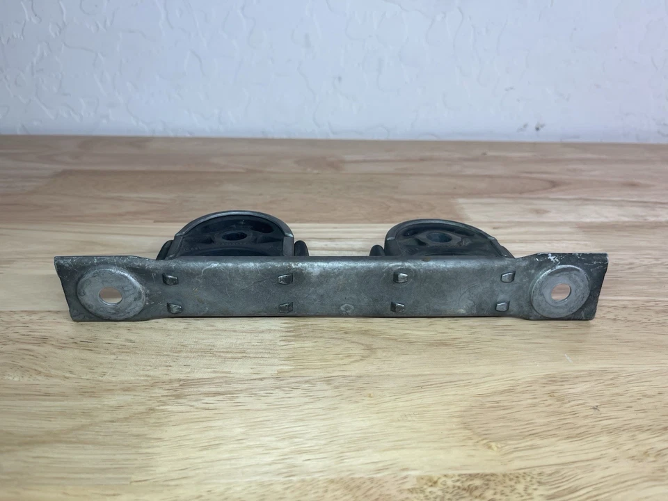 Soporte de montaje de suspensión de escape Volkswagen Jetta 1999-2005 OEM 1J0-253-144 Foto 3 de 4