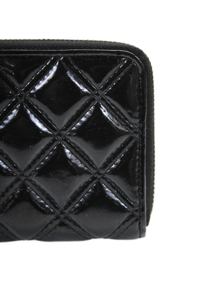 Cartera negra acolchada brillante con cremallera alrededor de Marc Jacobs para mujer Foto 2 de 4