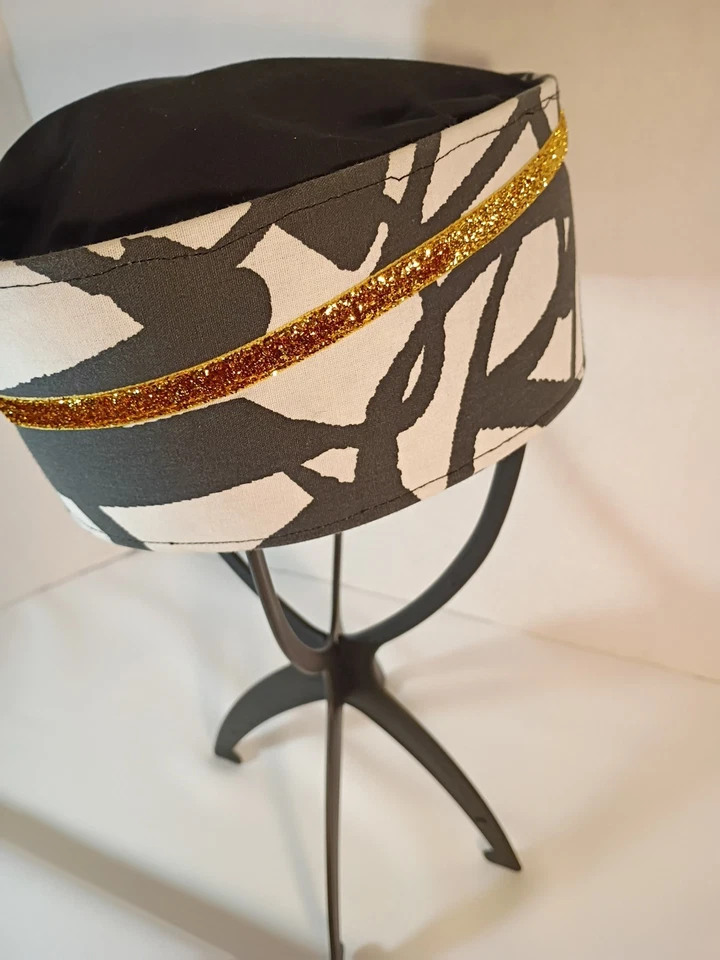 Corona africana hecha a mano Kufi. Hecho en algodón blanco y negro. Acento dorado metálico Foto 3 de 4