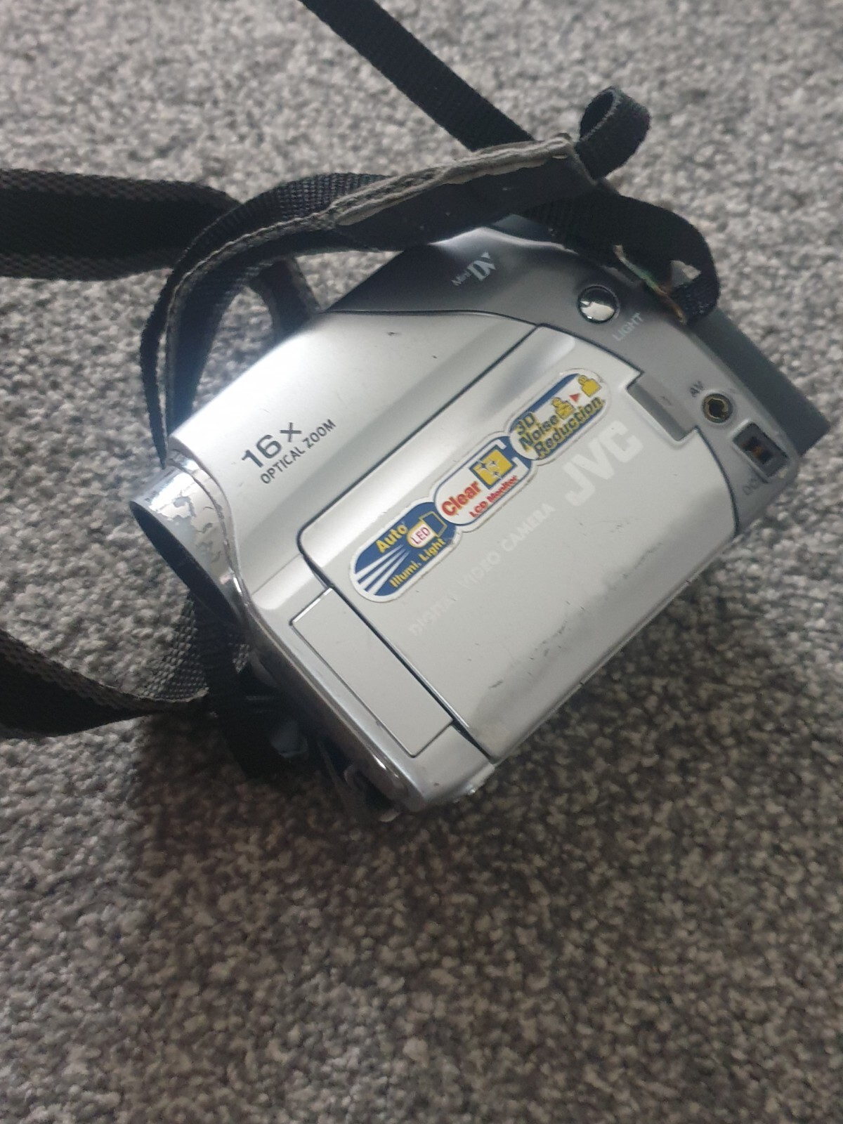 JVC GRD33EK MiniDV Digital Camcorder Bundle16x Optical Zoom BNV408U