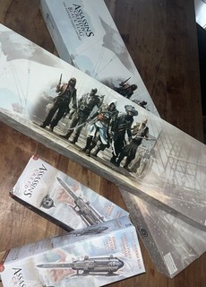 Ubisoft Assassin's Creed IV Black Flag Replica Set Edward Kenway AC 4