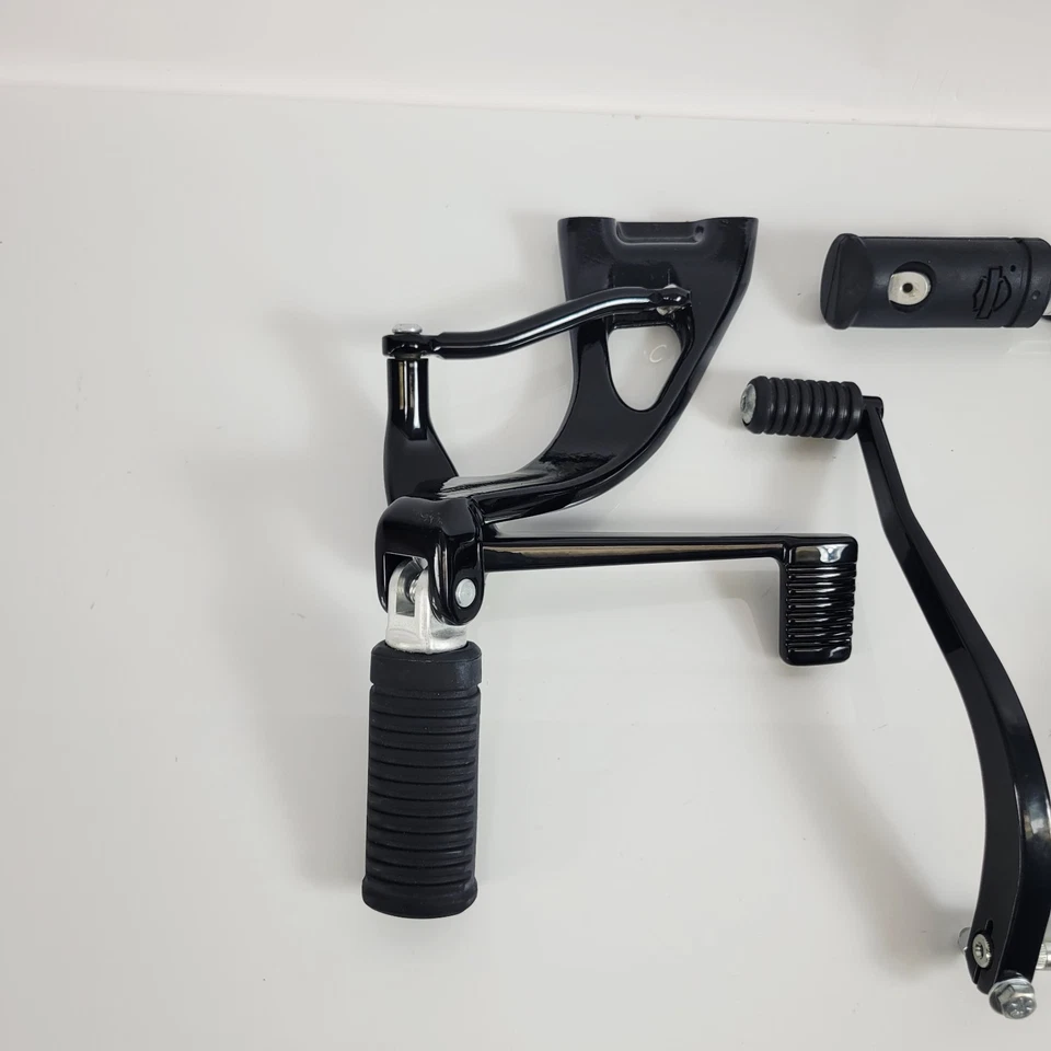 Harley-Davidson Black Mid Controls de fabricante de equipos originales - se adapta a Street Bob & Low Rider 2018-2025 Foto 3 de 4