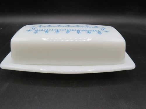 VINTAGE PYREX BUTTER DISH WITH LID  BLUE & WHITE SNOWFLAKE GARLAND 1972-75