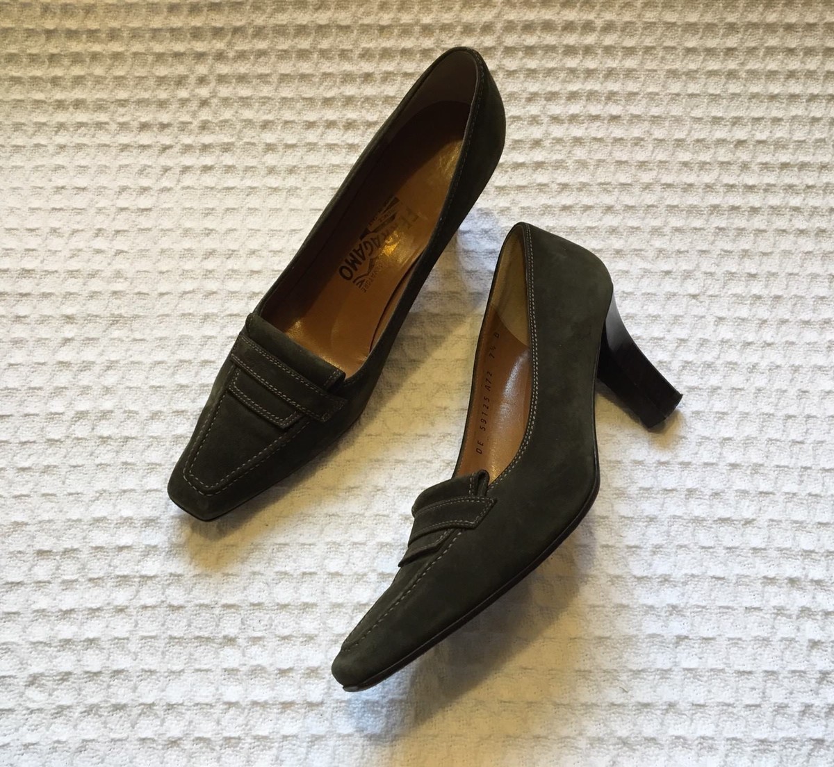 Salvatore FERRAGAMO 7.5 B Olive Green Suede High Heel  display picture 2