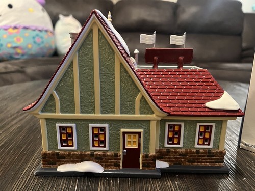 Dept. 56 2003 Snow Village Friendly Used Car Sales #56.55340 (COMPLETE) - Picture 6 of 8