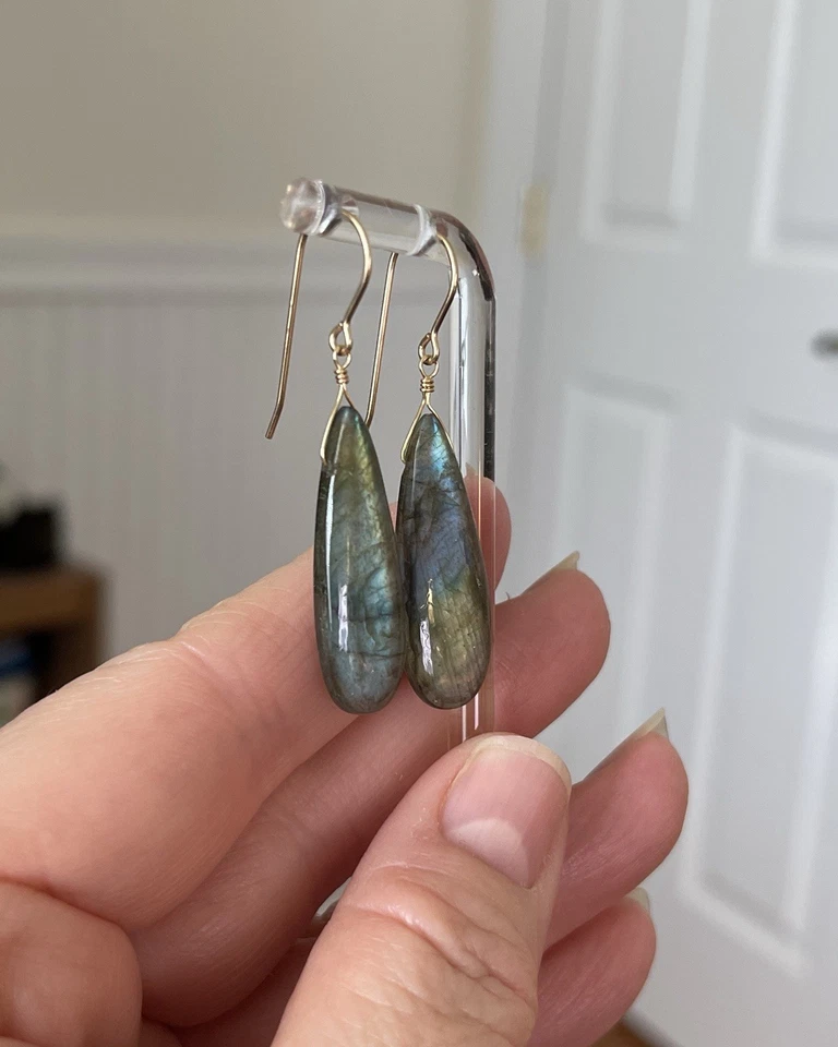 Pendientes colgantes de labradorita briolette natural relleno de oro de 14 quilates azul verde flash Foto 4 de 4