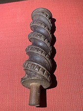 Antica colonna spirale in legno intagliato