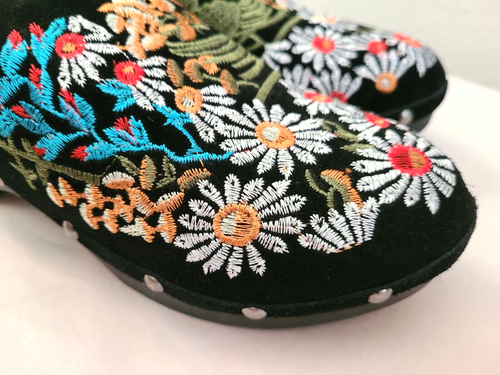 SHERYL CROW BLACK SUEDE LEATHER FLORAL EMBROIDERED CLOGS SIZE 8 - NEW - Picture 2 of 4