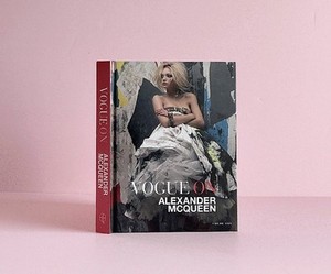 Alexander McQueen - 【新品】Alexander McQueen 写真集 洋書 Amazon | Lee Alexander Mcqueen: The Illustrated World of a