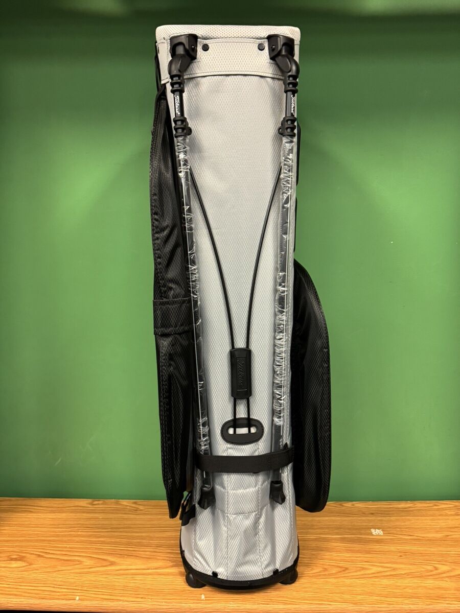 Titleist Players 4 Plus STADRY Stand Bag in Black/Dorado Titleist Players 4 Plus STADRY Stand Bag in Black/Dorado