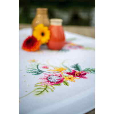 Vervaco Tischdecke Kreuzstich Stickpackung ''Tropische Blumen'', Stickbild vorgeze