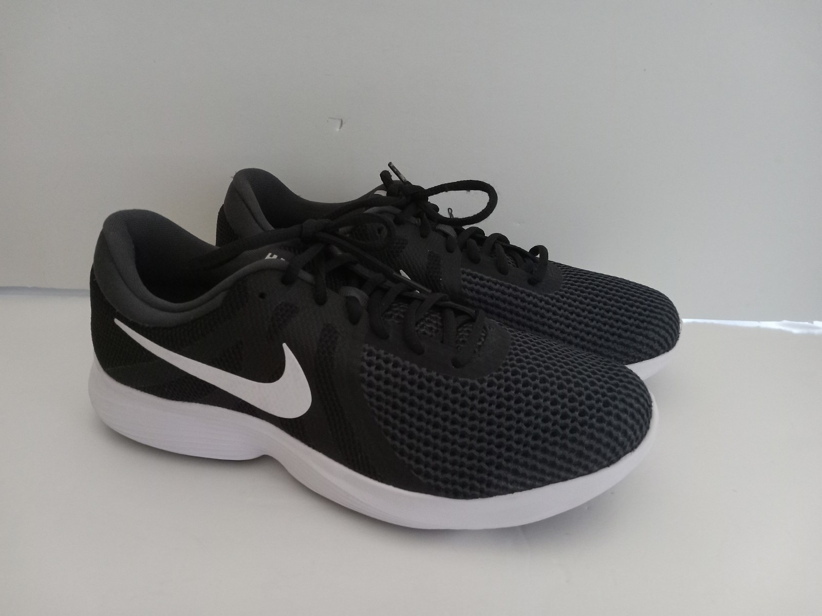 SAOLA Scarpe da corsa sneakers Nike Revolution 4 uomo taglia 9 5 nero bianco indossate 1X