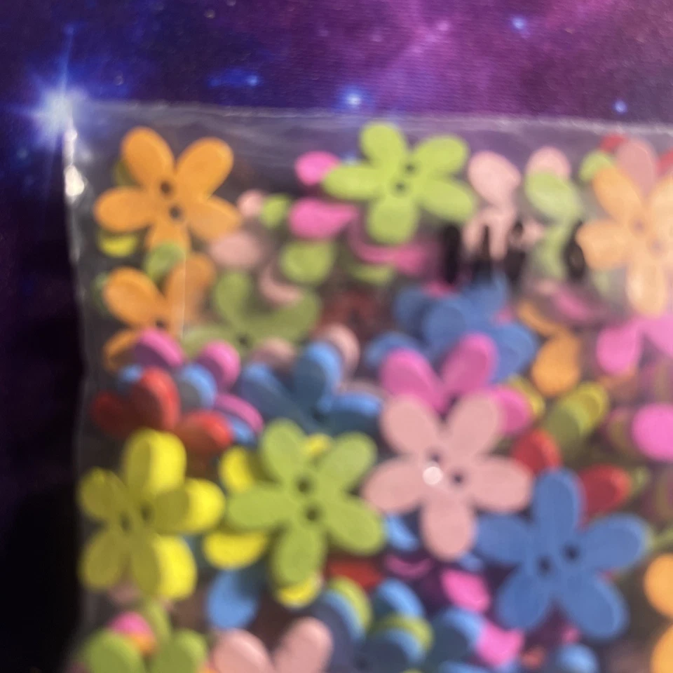 WOODEN DAISY 2 WHOLE BUTTONS IN ASSORTED COLORS BAG 6 - Image 2 of 3