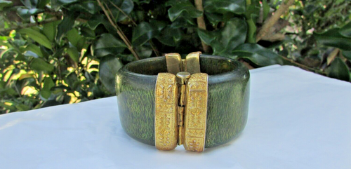 STUNNING BOHO GREEN WOOD & BRASS WIDE BANGLE BRACELET SANGHVI MADE IN INDIA - Foto 1 di 8