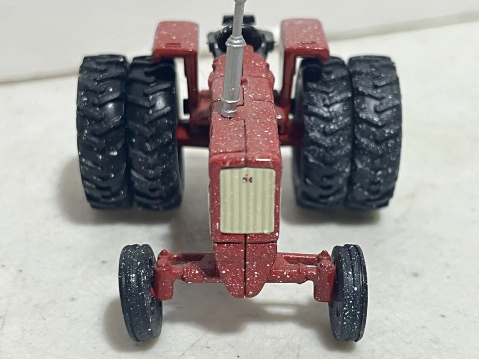 Farmall 706 Diesel Tractor Snowy Edition w Rear Duals 1/64 Scale by Ertl - Image 4 of 4