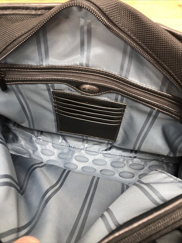 Sac fourre-tout de voyage noir Tumi 15” x 11” x 5” - Photo 7 sur 14