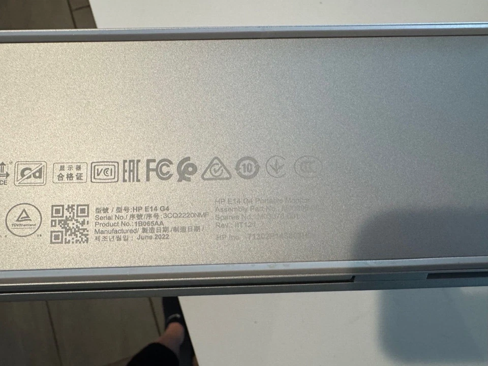 NEW 14in HP portable monitor (HP E14 G4 / IB065AA) - comes with cord and case - Image 3 of 4