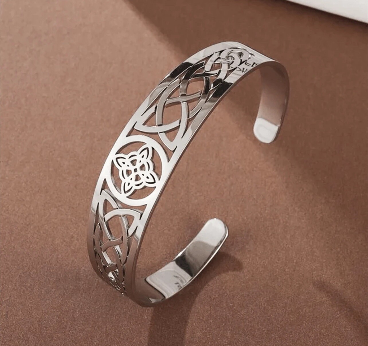 Bracelet manchette large gris en acier inoxydable argenté pour femme