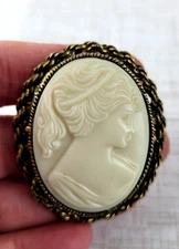 Gold Tone Cream Plastic Molded Cameo Brooch