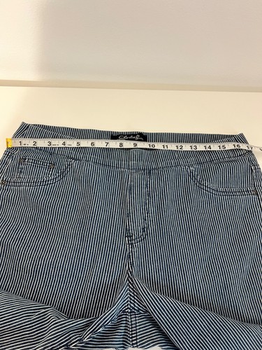 Charlie B gestreift Reißverschluss Knöchel ausgefranster Saum Twill Stretch Hose blau weiß Größe 10 - Bild 6 von 8