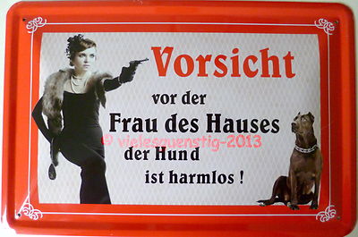 Blechschild 20x30 cm - Spruch: Vorsicht vor der Frau des Hauses...Hund