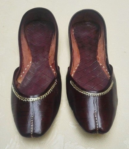 BROWN WOMEN HANDMADE FLAT JOTI LEATHER KHUSSA SHOE - Picture 7 of 9