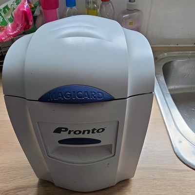 Magicard Pronto einseitiger Ausweisdrucker kommt mit Netzkabel 