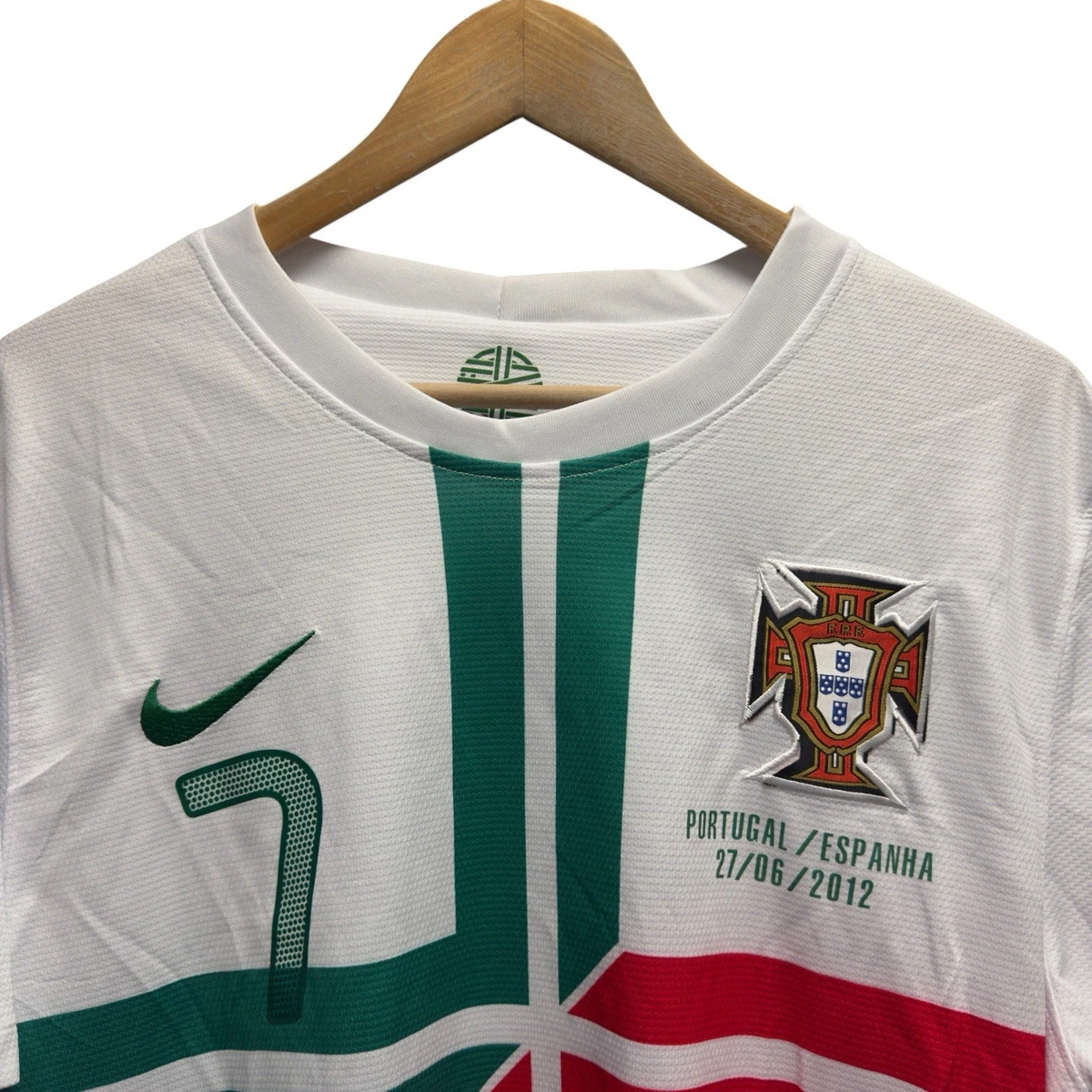 Preços baixos em Nike Cristiano Ronaldo National Team Camisas de