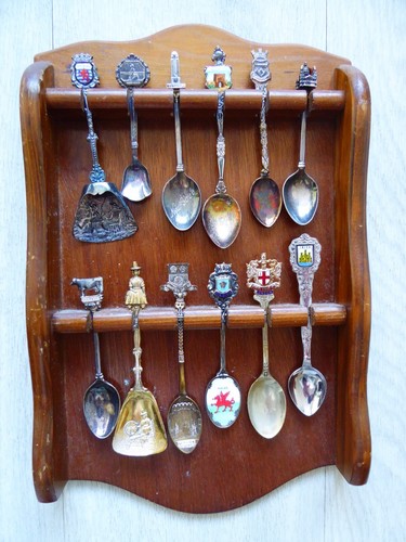 36 x Souvenir Spoons Vintage / Mixed in 3 x Wooden Wall Display Racks - Picture 5 of 10