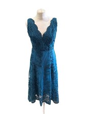 Atemberaubendes Quiz t&uuml;rkisfarbenes Kleid Gr&ouml;&szlig;e 10, getauchter Saum, stark verzierter Spitzen&uuml;berzug