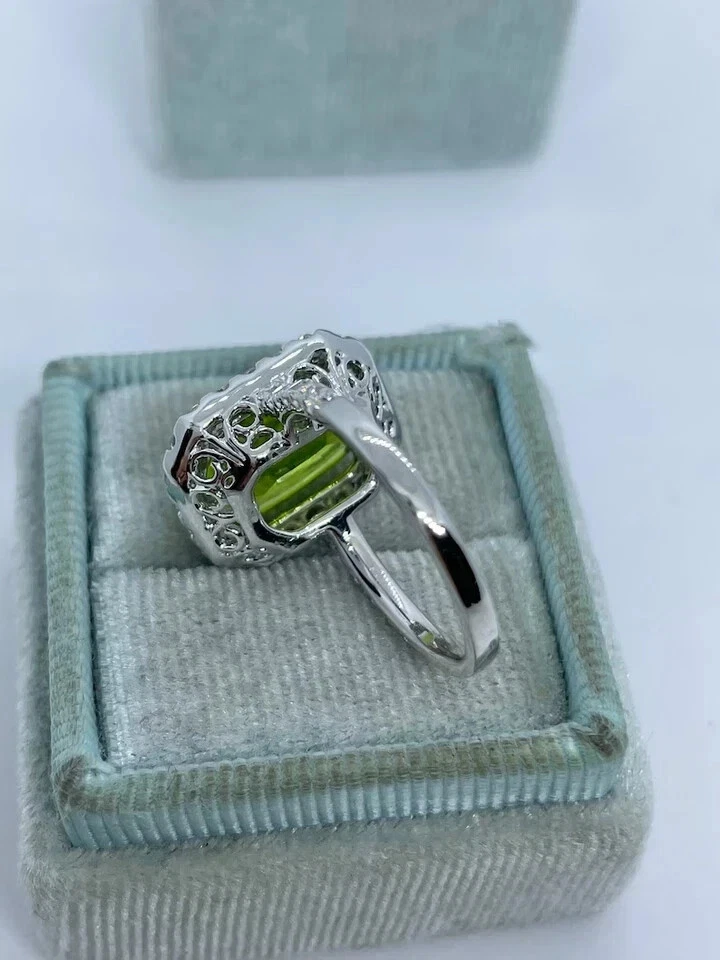 Anillo de boda para mujer de peridoto creado en laboratorio corte esmeralda de 3 quilates acabado en oro blanco de 14 quilates Foto 3 de 4