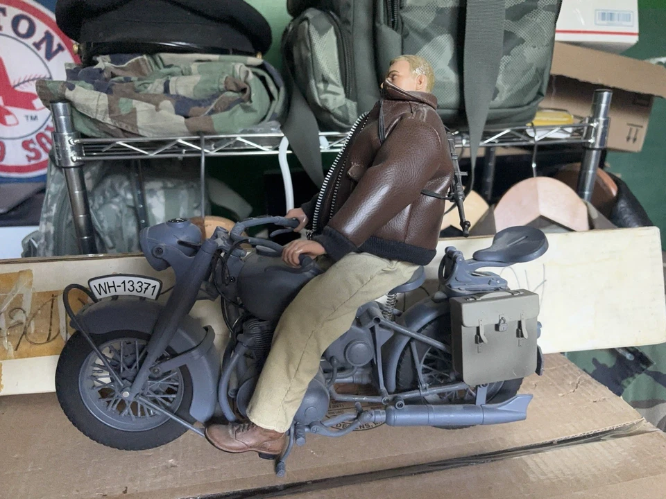 FIGURA DE ACCIÓN DE STEVE MCQUEEN JUGUETES DEL SIGLO XXI EN MOTOCICLETA ALEMANA SEGUNDA GUERRA MUNDIAL Foto 2 de 4