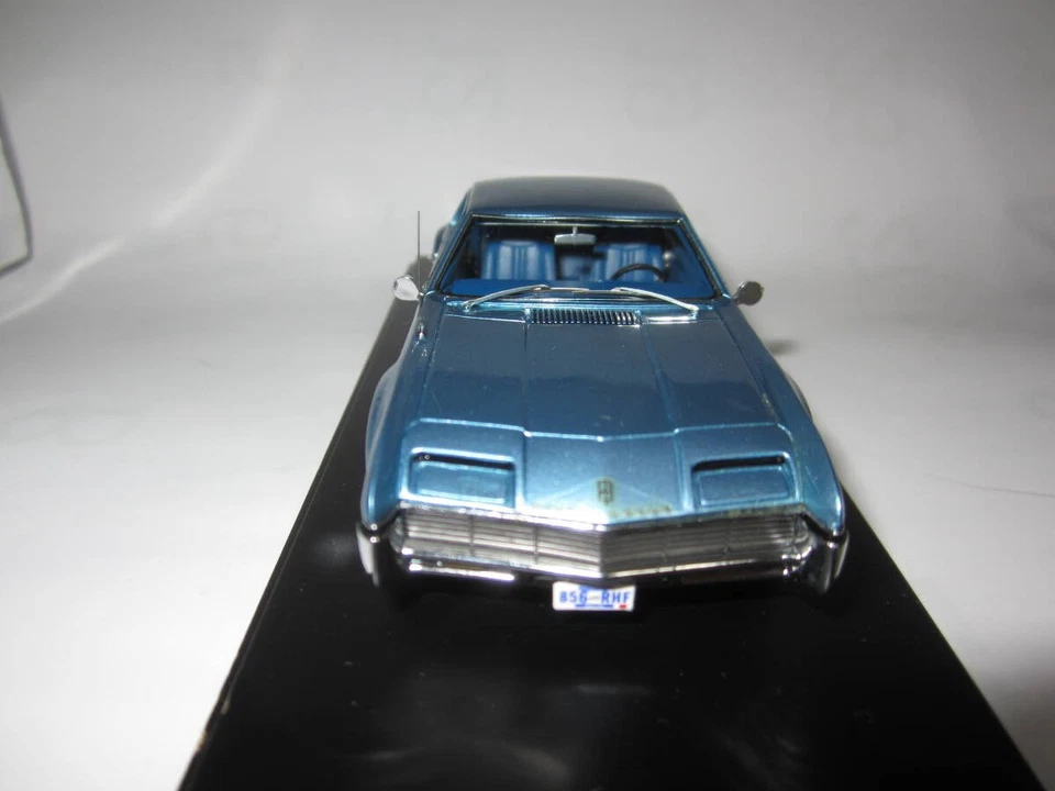 Coche modelo Spark 1/43 Oldsmobile Toronado 1966 azul claro metálico Foto 3 de 4