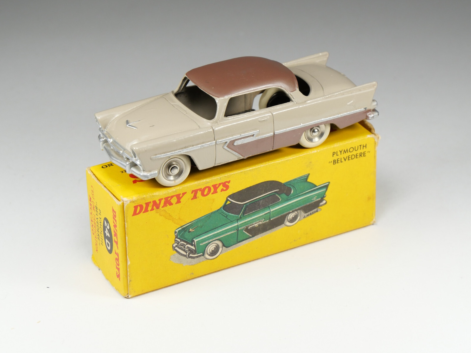 Dinky Toys F 24D Plymouth Belvedere en boîte 1/43