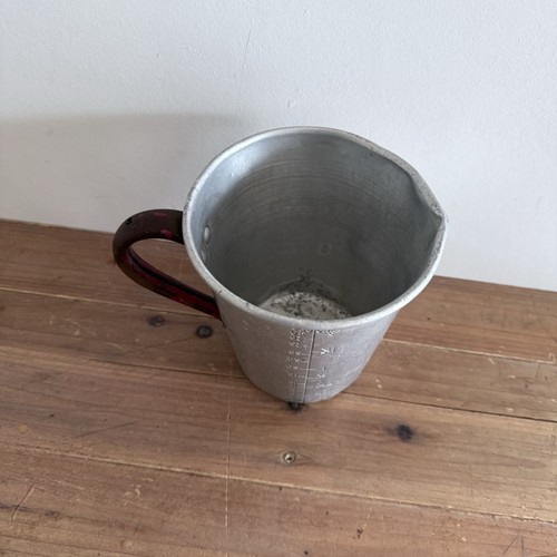 Vintage Aluminium 2 Pint 40 Ozs Measuring Jug Rusty Handle Lightweight Scooper - Picture 6 of 24