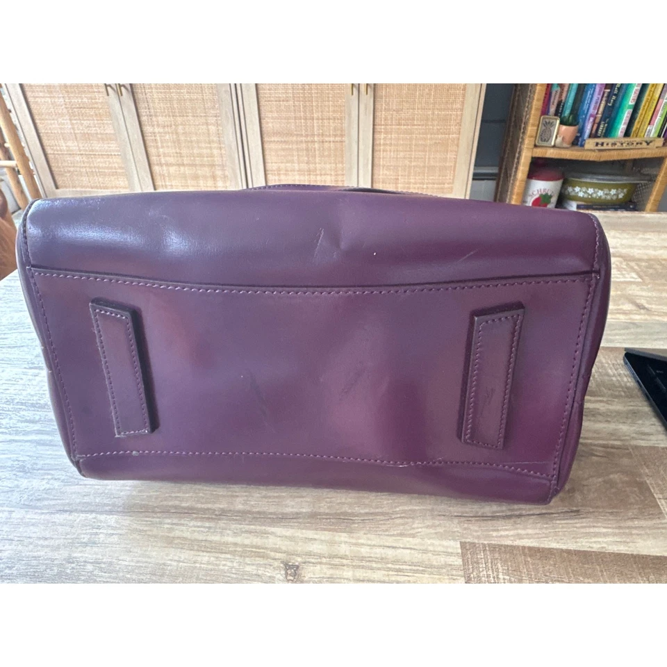 Bolso de cuero mediano Givenchy Antigona con asa superior esmaltado púrpura oscuro de becerro  Foto 3 de 4