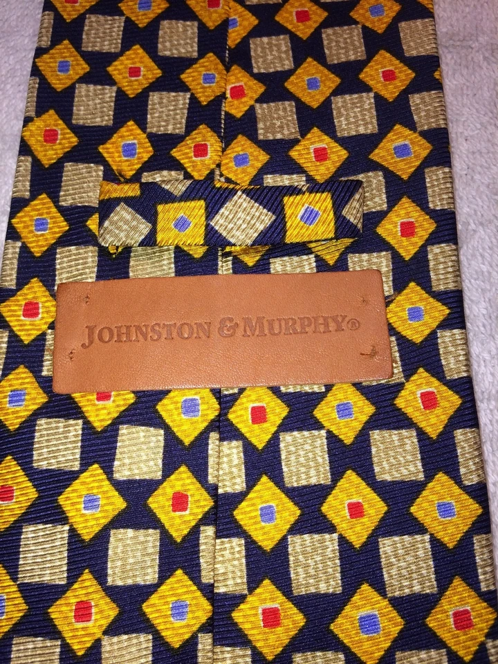 JOHNSTON AND MURPHY CORBATA PARA HOMBRE AZUL OSCURO CON AZULEJOS TOSTADOS Y AMARILLOS 4" X 58 Foto 4 de 4