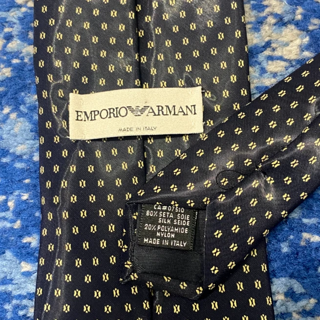 Corbata de organza de seda geométrica dorada negra Emporio Armani hecha en Italia Foto 4 de 4