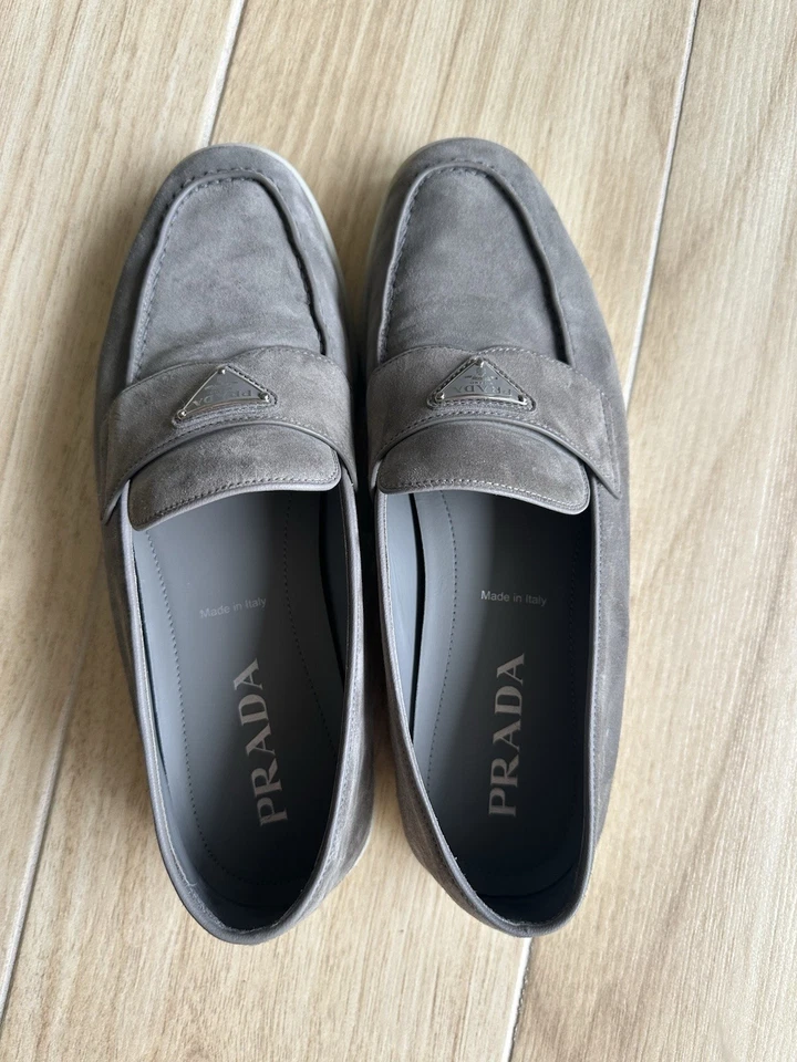 Mocasines sin cordones de gamuza Prada con detalle de logotipo Foto 4 de 4