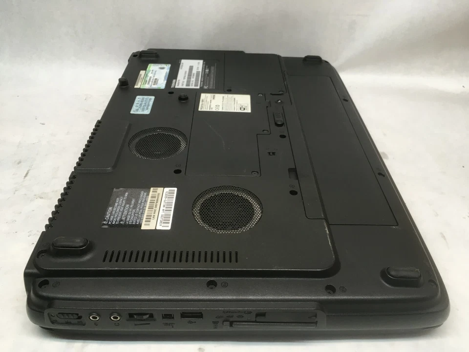 Toshiba Satellite P30 Laptop For Parts Bad LCD Boots to BIOS No HDD/RAM/Charg JR - Image 4 of 4