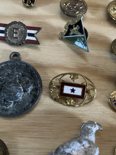 RARE SET LOT ARMY MILITARY ITEMS PINS MEDALS BUTTONS See All Pictures RARE! WWII - Picture 13 of 16